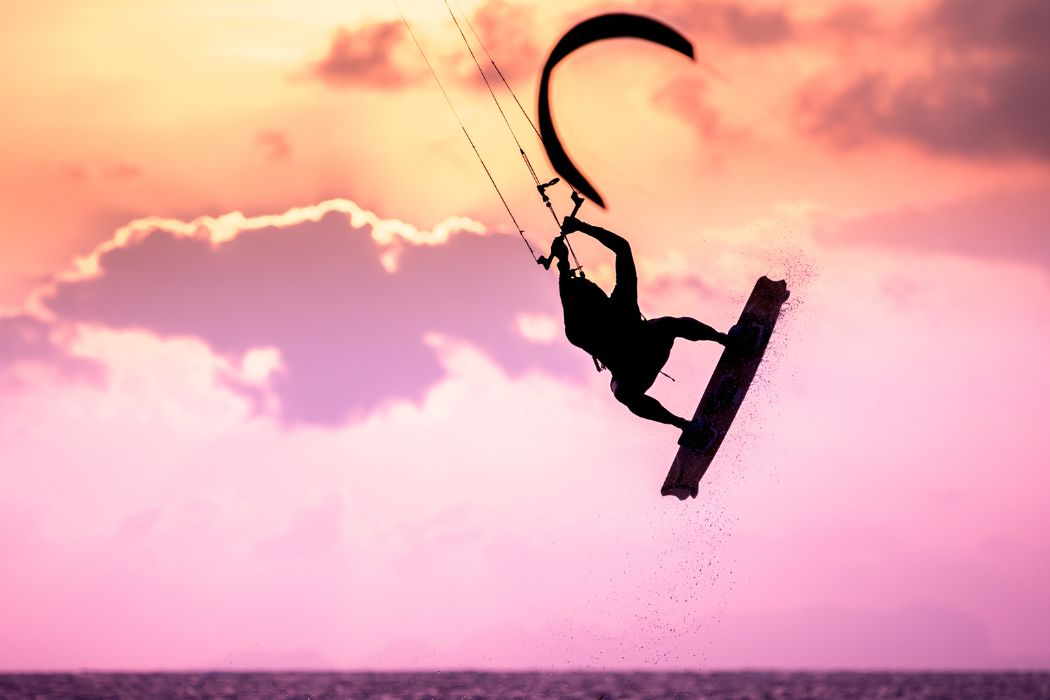 Kitesurfing: Nie taki straszny jak go malują, poznaj podstawy i przygotuj się do świetnej zabawy!